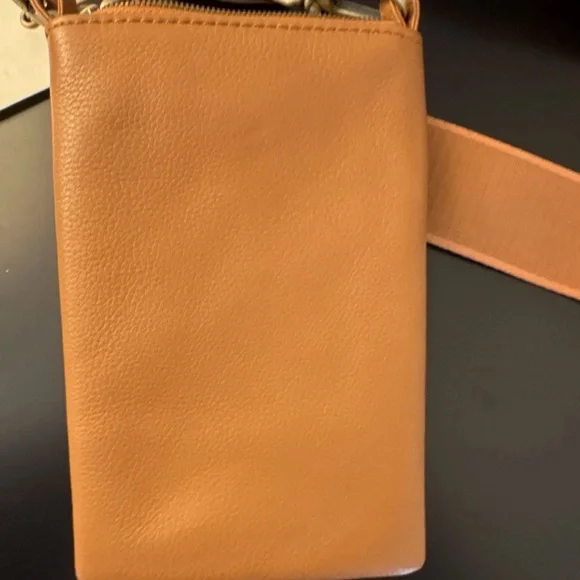 HOBO Cass Tan Pebble Leather Crossbody Phone Pouch Adjustable Strap - Picture 2 of 14